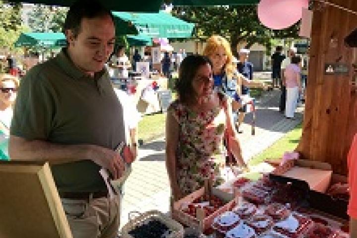 La consejera elogia el arándano asturiano como un producto "único y singular" cuya producción diversifica la economía rural