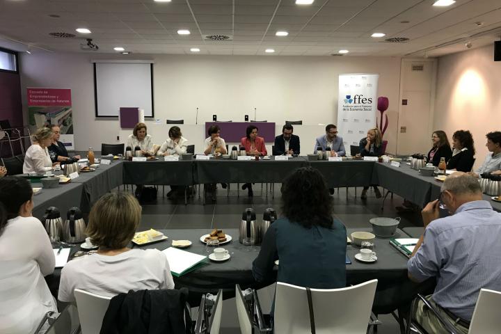 La consejera destaca que la iniciativa de las mujeres es fundamental en la transformación económica del medio rural