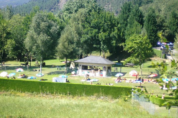 Ibias pide ayudas LEADER para mejorar el vaso y el consumo de la piscina